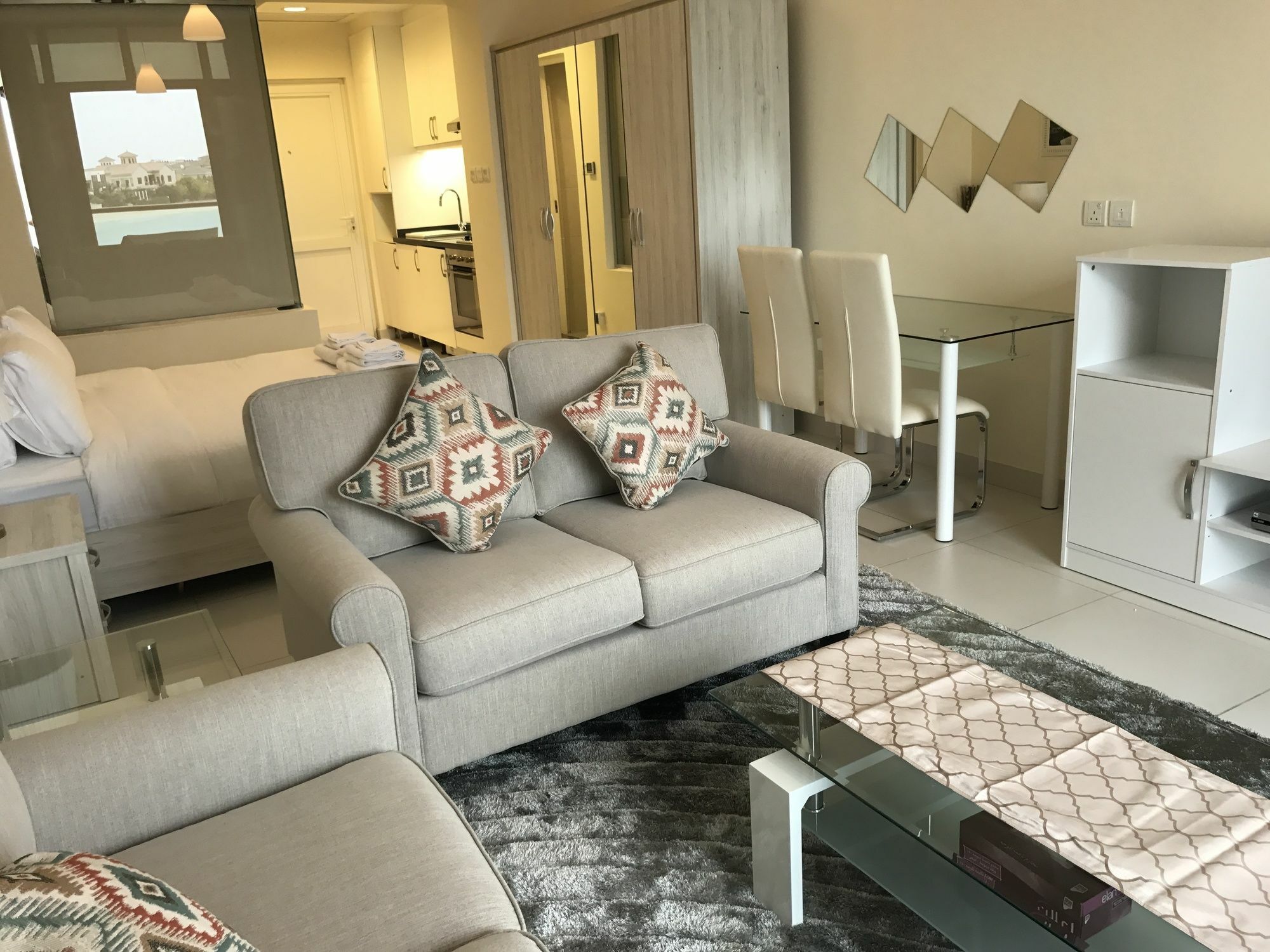 Yanjoon Holiday Homes - Palm Views Apartments