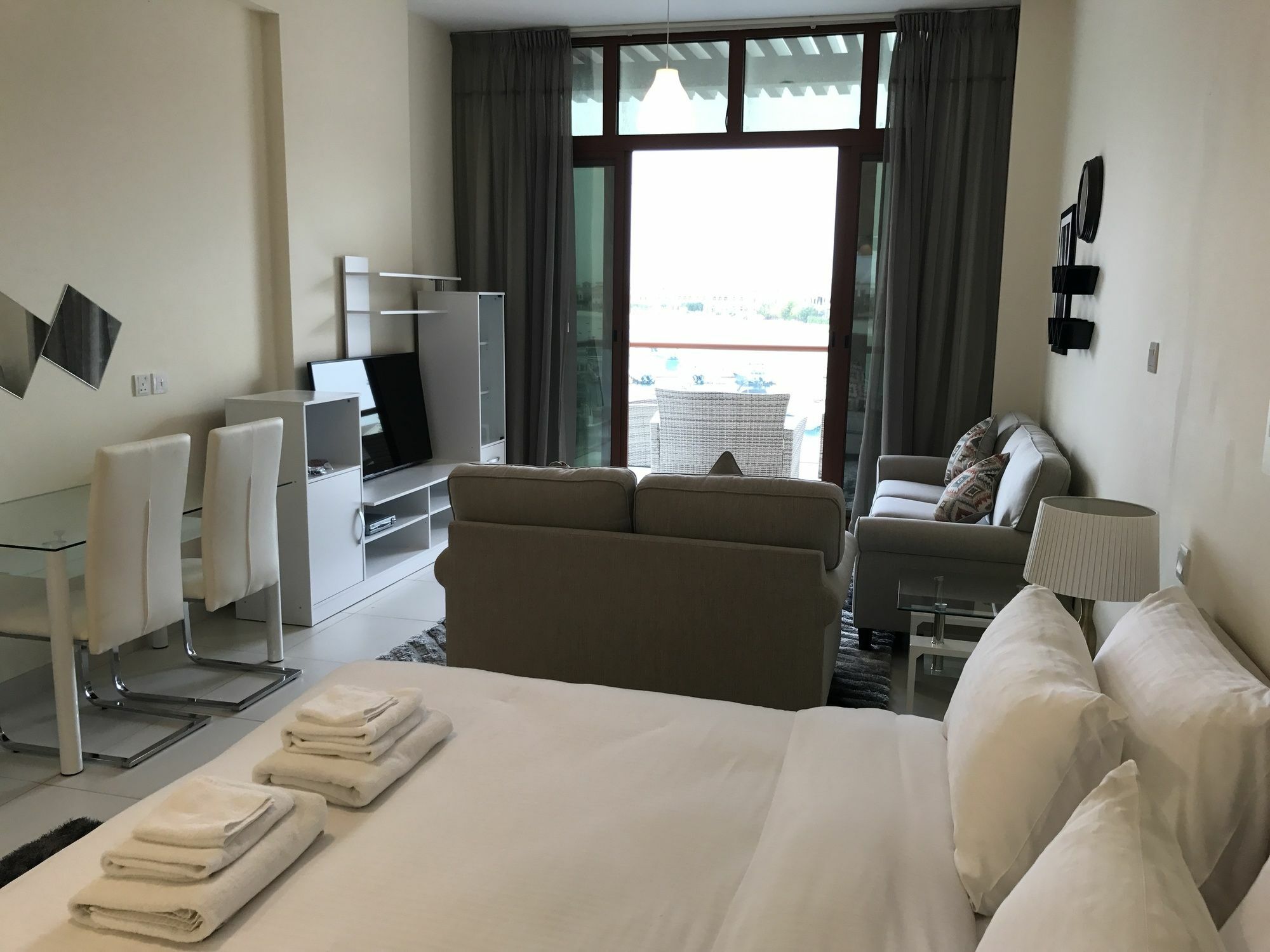 Yanjoon Holiday Homes - Palm Views Apartments * Dubai